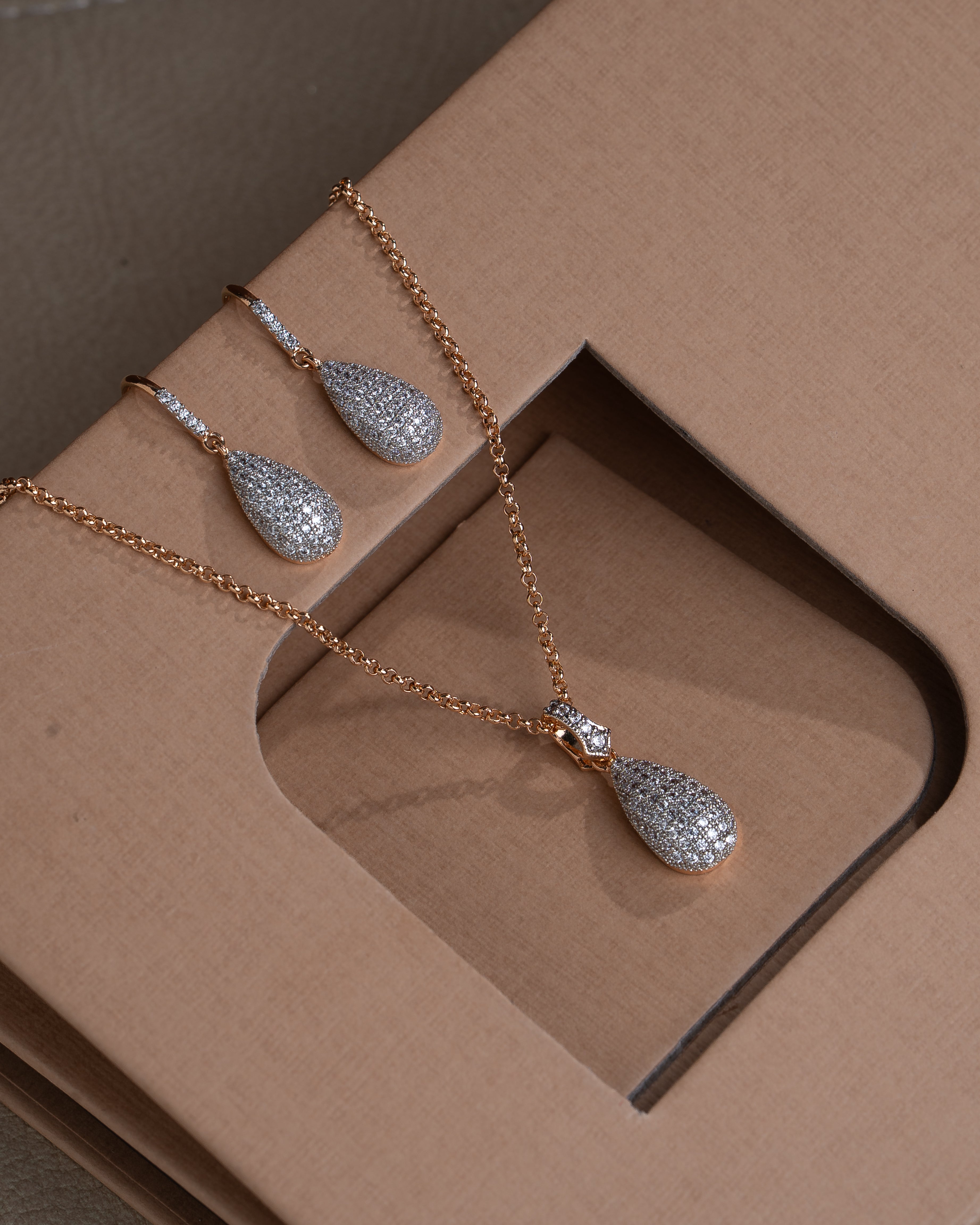 premium zircon pendent set