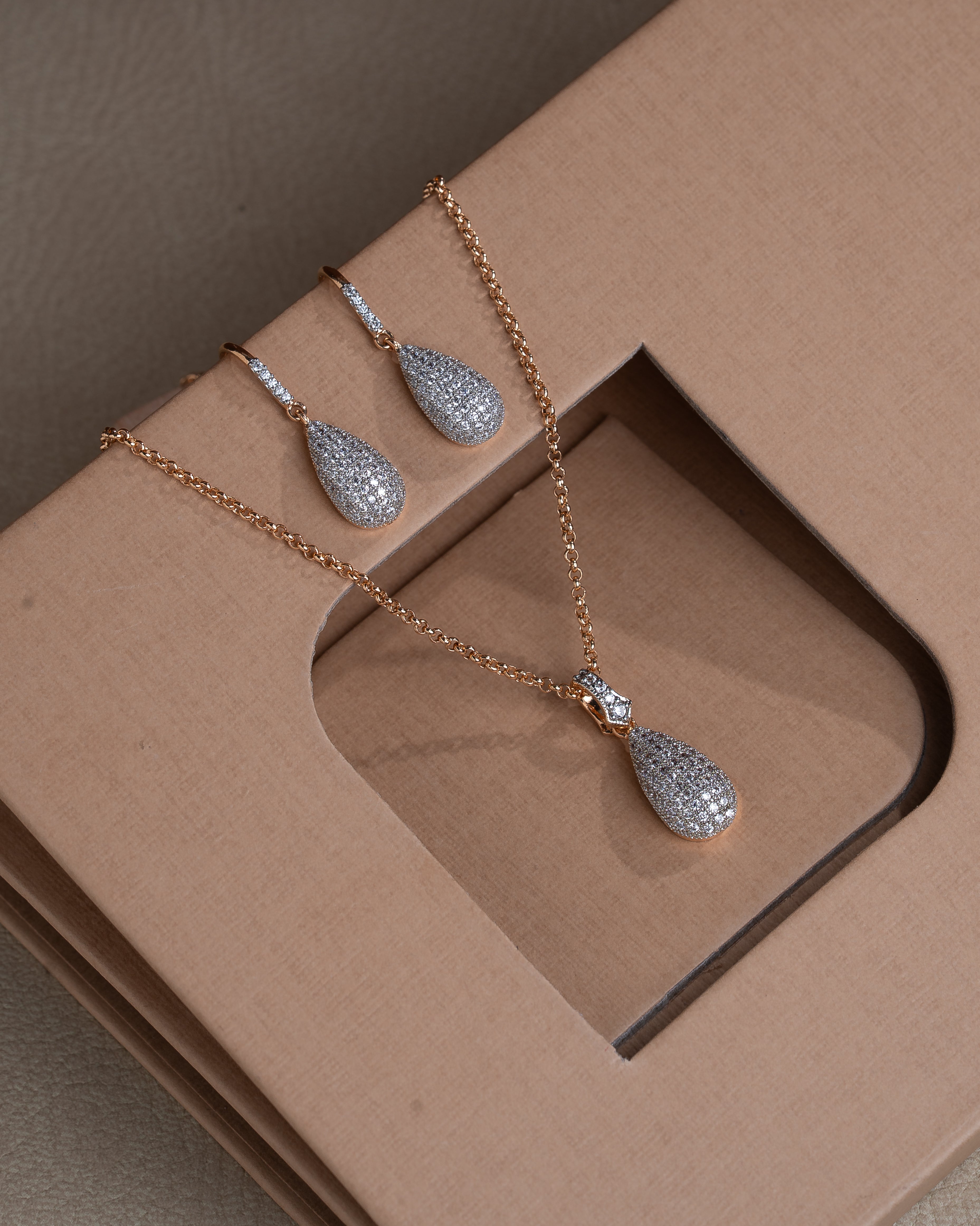 premium zircon pendent set